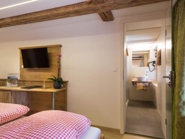 Hotel Restaurant Hirschen : photo 1 de la chambre chambre standard lit queen-size