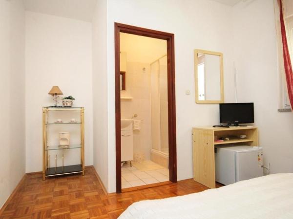 Apartments and rooms Cherry - relax & chill by the pool : photo 3 de la chambre chambre double 1
