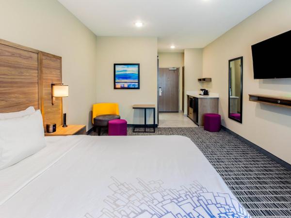 La Quinta by Wyndham San Antonio Alamo City : photo 4 de la chambre chambre lit king-size avec douche accessible en fauteuil roulant - adaptée aux personnes malentendantes/à mobilité réduite - non-fumeurs