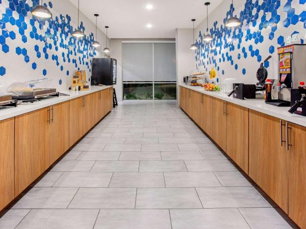 La Quinta by Wyndham San Antonio Alamo City : photo 1 de la chambre chambre lit king-size avec douche accessible en fauteuil roulant - adaptée aux personnes malentendantes/à mobilité réduite - non-fumeurs