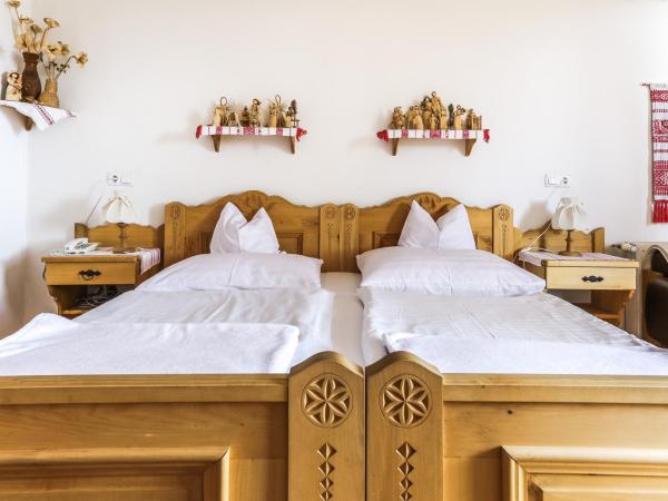 Bagolyvár Panzió : photo 4 de la chambre chambre double avec balcon