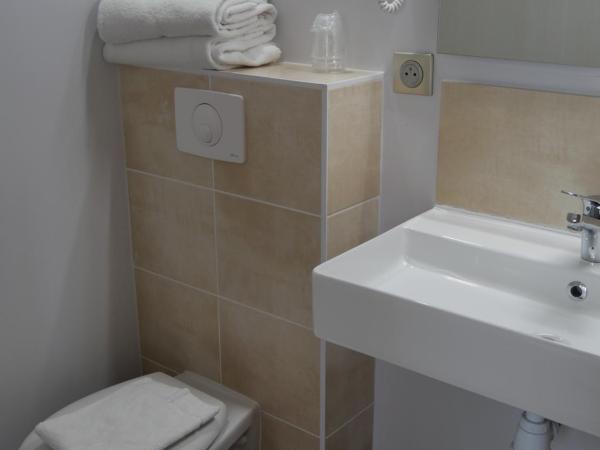 Cit'Hotel Escatel : photo 1 de la chambre chambre familiale