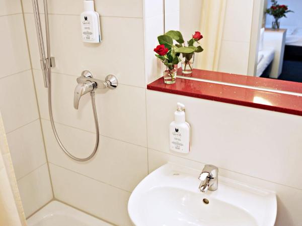 Hotel Transit Loft : photo 5 de la chambre chambre familiale avec salle de bains privative