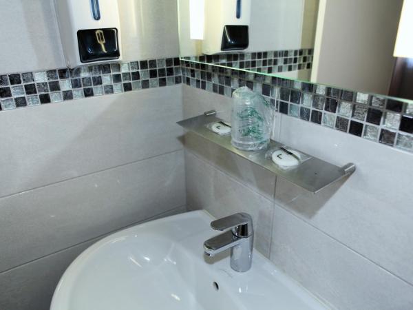 Hotel Montpensier : photo 2 de la chambre chambre double avec douche