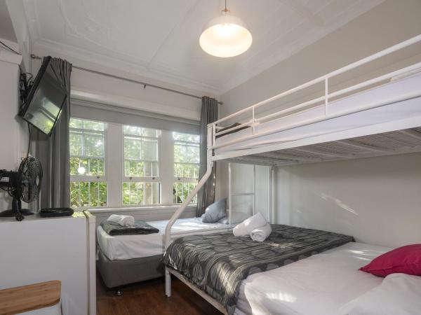 Highfield Private Hotel : photo 4 de la chambre chambre familiale avec salle de bains commune