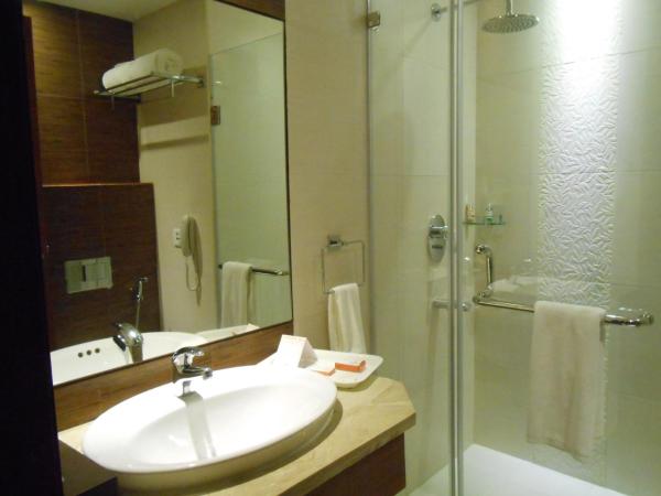 Celesta - Kolkata : photo 6 de la chambre chambre deluxe double ou lits jumeaux