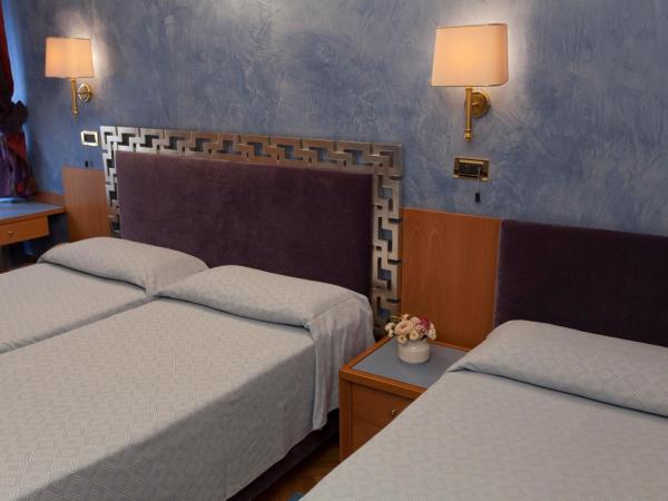 Hotel Europa : photo 4 de la chambre chambre triple