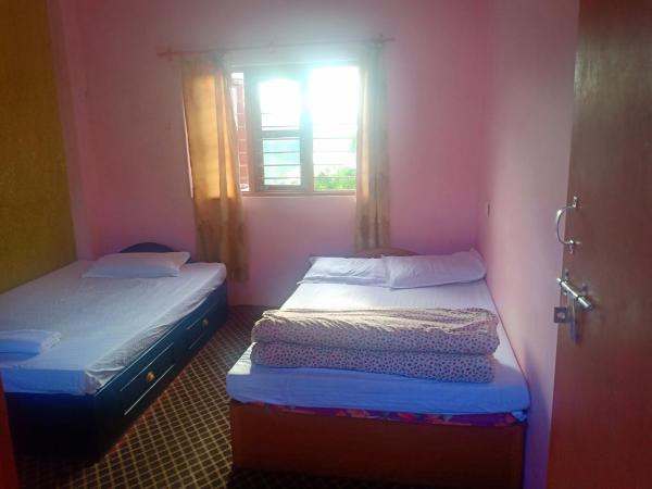 Begnas Lake Front guest house : photo 10 de la chambre chambre double ou lits jumeaux - vue sur lac