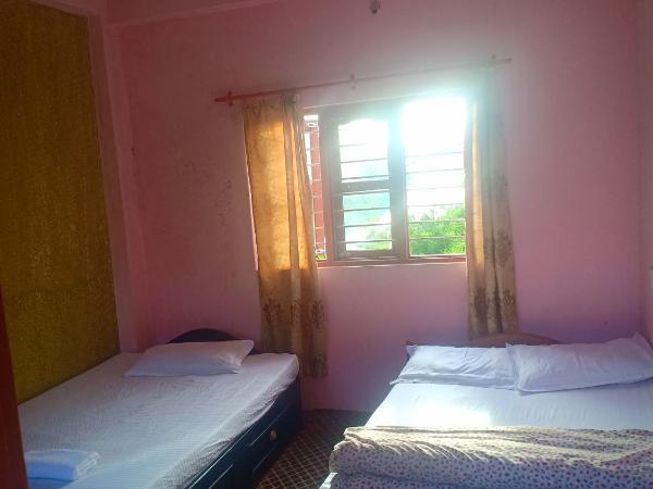 Begnas Lake Front guest house : photo 8 de la chambre chambre double ou lits jumeaux - vue sur lac