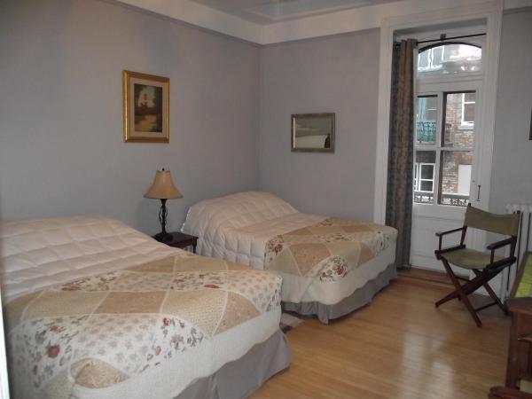 B&B Chez Hubert : photo 4 de la chambre chambre double avec 2 lits doubles et balcon