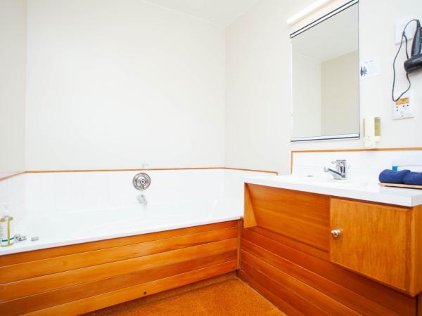 Cascades Lakefront Motel : photo 4 de la chambre budget upstairs studio