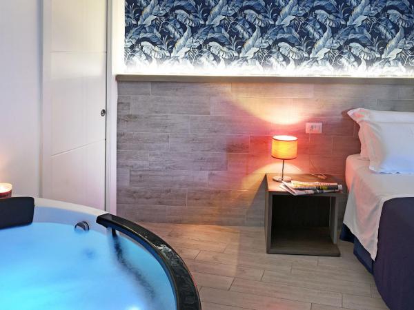 Barbarella HOTEL SPA : photo 3 de la chambre suite avec jacuzzi