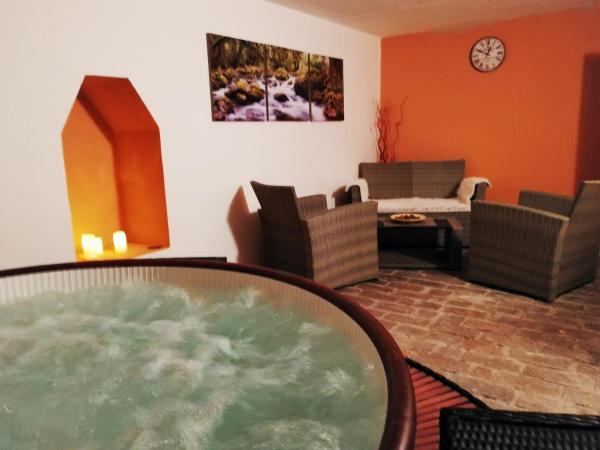 Flamingo Apartments : photo 3 de la chambre suite avec salle de bains privative séparée