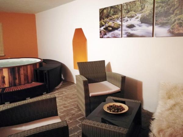 Flamingo Apartments : photo 4 de la chambre suite avec salle de bains privative séparée