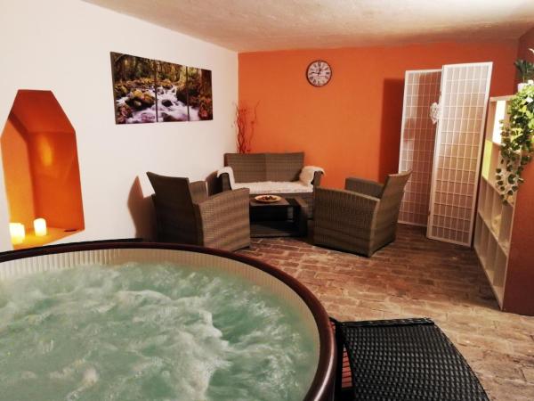 Flamingo Apartments : photo 6 de la chambre suite avec salle de bains privative séparée