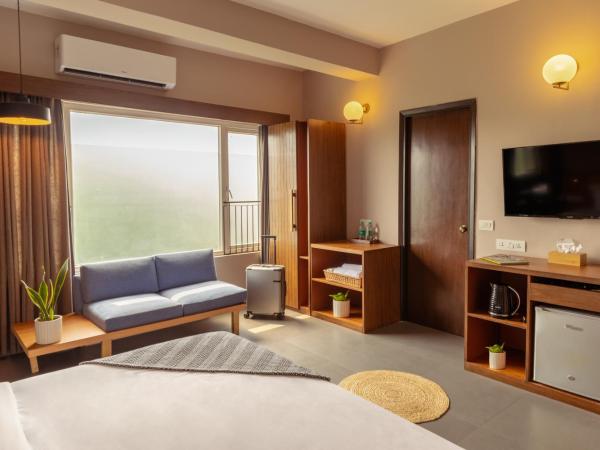 Minimalist Poshtel & Suites : photo 2 de la chambre chambre lit king-size avec balcon