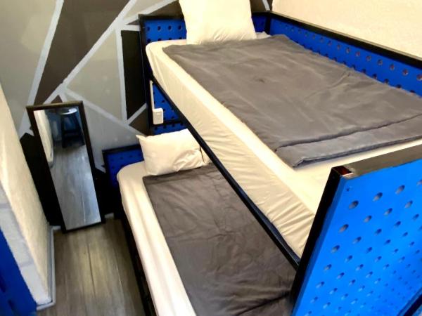 ROOMIES HOSTEL Roma : photo 2 de la chambre chambre triple Économique avec salle de bains commune