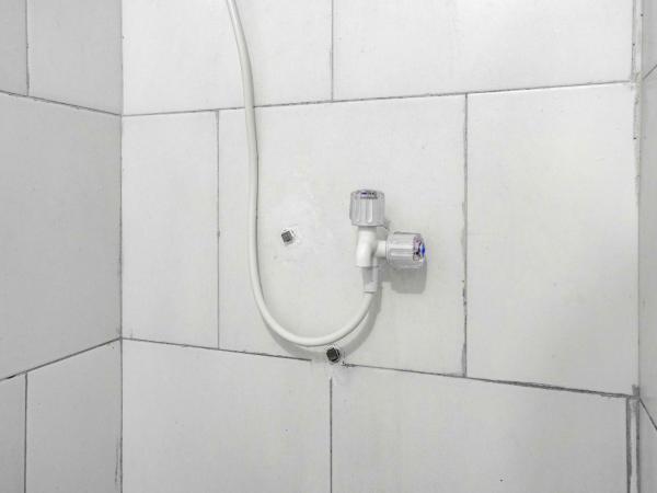 Cendrawasih Residence Mitra RedDoorz : photo 6 de la chambre chambre double standard