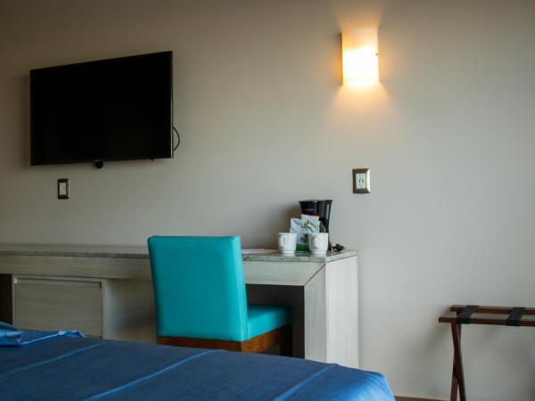 Varali Grand Hotel : photo 1 de la chambre chambre lit king-size - vue sur mer