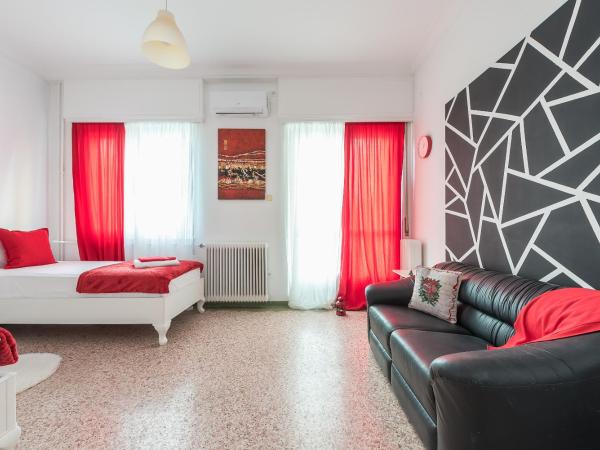 Private Rooms Athens - Shared Bathroom : photo 1 de la chambre chambre lits jumeaux standard avec canapé