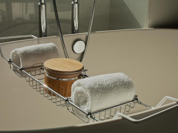 Kimpton Hotel Monaco Philadelphia, an IHG Hotel : photo 1 de la chambre chambre lit king-size premium avec baignoire et douche à l'italienne