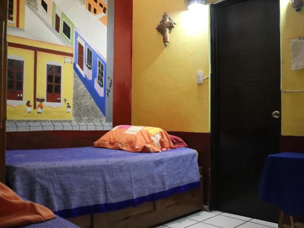 Hostel Casa Zalaoui : photo 2 de la chambre chambre quadruple avec salle de bains privative