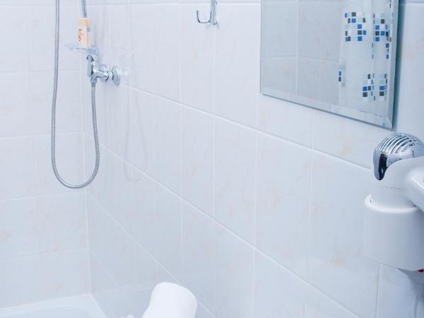 BedRooms Piotrkowska 64 : photo 8 de la chambre chambre lits jumeaux