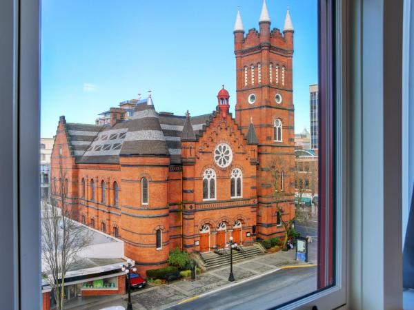 Strathcona Hotel : photo 3 de la chambre suite lit king-size - vue sur ville