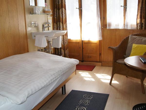 Hotel Alpina : photo 3 de la chambre chambre simple avec salle de bains commune