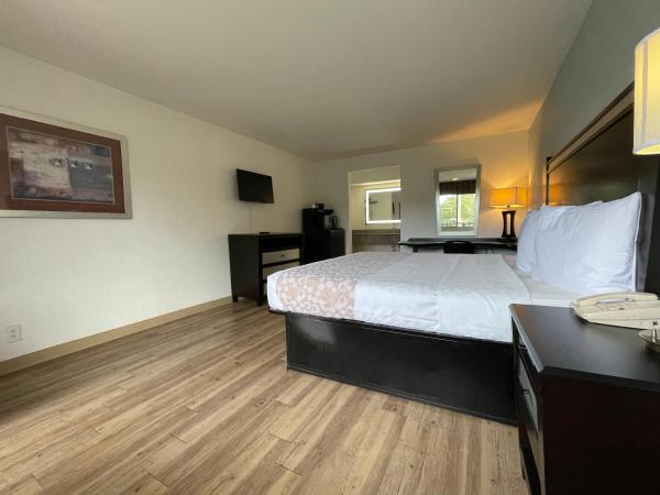 Tricove Inn & Suites : photo 2 de la chambre chambre lit king-size