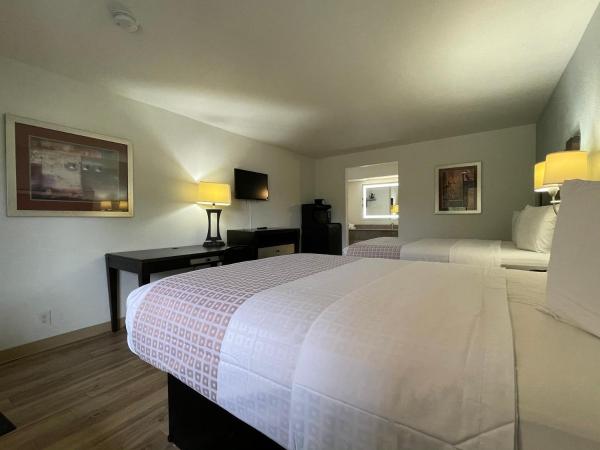 Tricove Inn & Suites : photo 2 de la chambre chambre avec 2 grands lits queen-size 