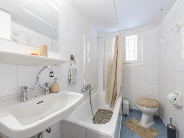 Private Rooms Athens - Shared Bathroom : photo 9 de la chambre chambre lits jumeaux Économique