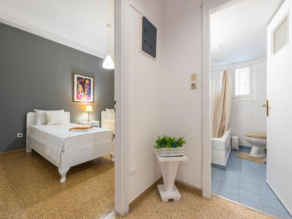 Private Rooms Athens - Shared Bathroom : photo 6 de la chambre chambre lits jumeaux Économique
