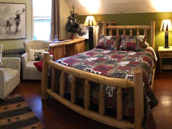 Holiday Lodge Bed and Breakfast : photo 5 de la chambre chambre lit queen-size avec salle de bains privative - vue sur montagne