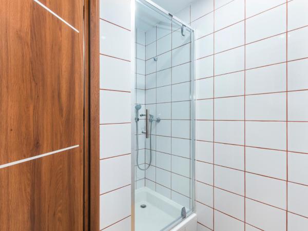 Luxhostel24 Warsaw : photo 5 de la chambre chambre quadruple avec salle de bains commune