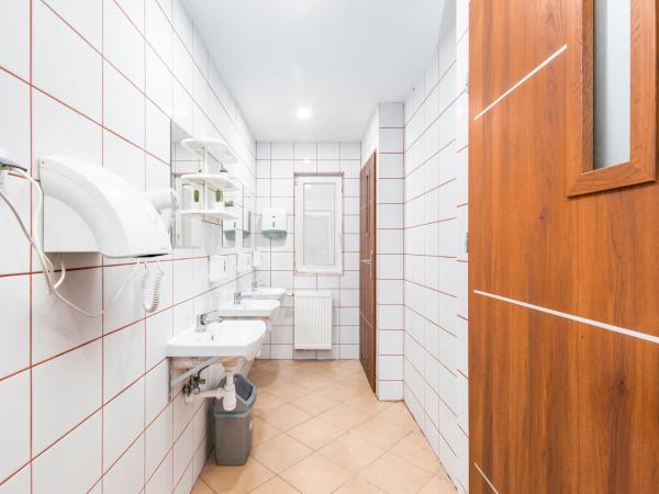 Luxhostel24 Warsaw : photo 7 de la chambre chambre quadruple avec salle de bains commune