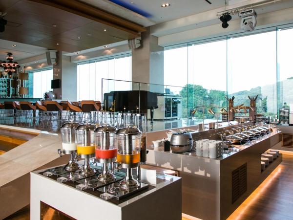 Grand Walkerhill Seoul : photo 7 de la chambre chambre double club avec avantages salon - vue sur montagne