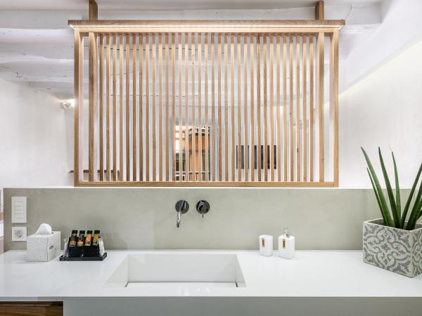 Hotel Off : photo 6 de la chambre chambre double de luxe avec balcon - vue sur ville