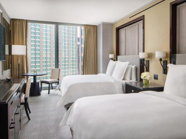 Four Seasons Hotel One Dalton Street, Boston : photo 1 de la chambre chambre premier avec 2 lits queen-size