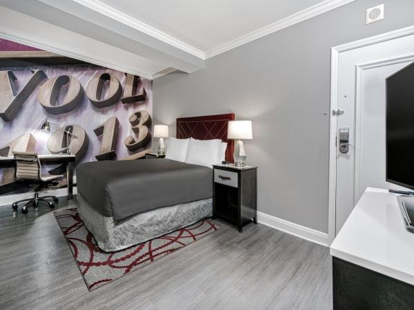 Hotel Indigo Dallas Downtown, an IHG Hotel : photo 1 de la chambre standard queen room with roll-in shower - mobility access