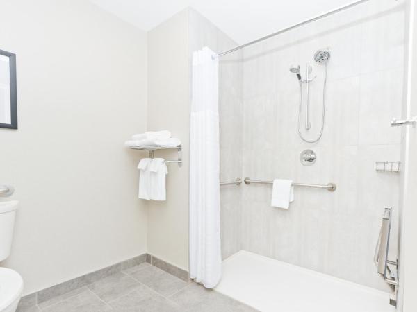 Hyatt Place Kelowna : photo 2 de la chambre king room with view and roll-in shower - disability access