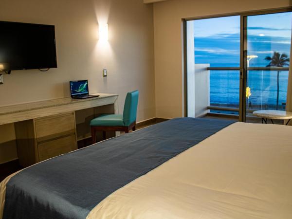 Varali Grand Hotel : photo 3 de la chambre chambre lit king-size - vue sur mer