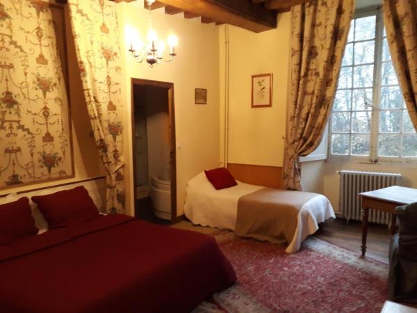Manoir de Rouessé : photo 2 de la chambre chambre quadruple avec salle de bains privative