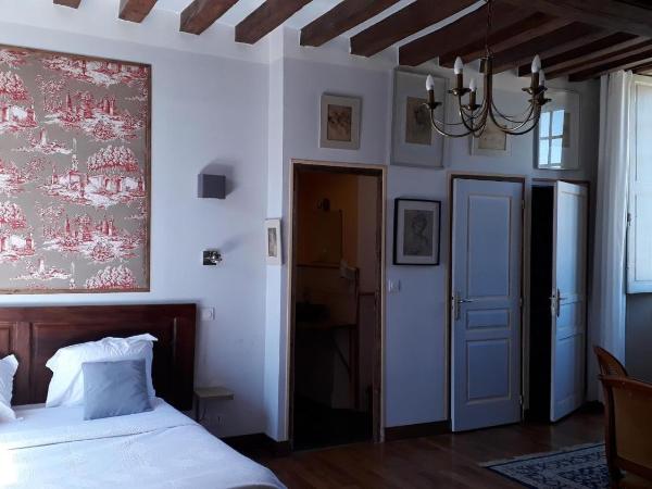 Manoir de Rouessé : photo 7 de la chambre chambre triple avec salle de bains privative