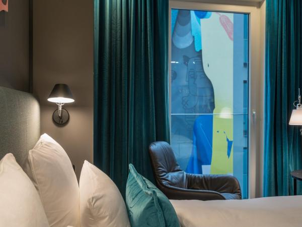 Motel One Berlin-Alexanderplatz : photo 1 de la chambre chambre lit king-size