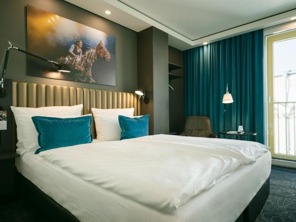 Motel One Berlin Ku'Damm : photo 7 de la chambre chambre lit queen-size.