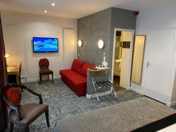 Logis - Le Christina : photo 10 de la chambre chambre double supérieure avec espace salon