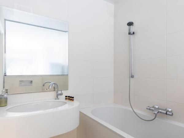 Villa 56 Luxury apartments : photo 4 de la chambre appartement - vue sur piscine 