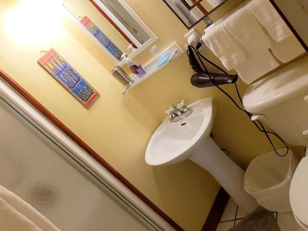 Kokomo INN Bed and Breakfast Ottawa-Gatineau's Only Tropical Riverfront B&B on the National Capital Cycling Pathway Route Verte #1 - for Adults Only - Chambre d'hôtes tropical aux berges des Outaouais BnB #17542O : photo 5 de la chambre chambre double - vue sur mer