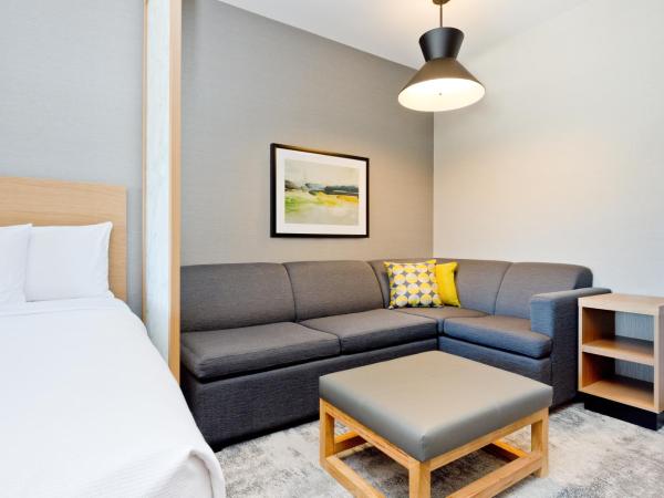 Hyatt Place Kelowna : photo 3 de la chambre chambre lit king-size avec canapé-lit